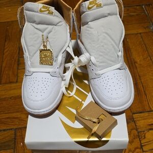 Authentic Nike Air Jordan 1 Retro (Womens 9.5/ Mens 8) Brand New in Box